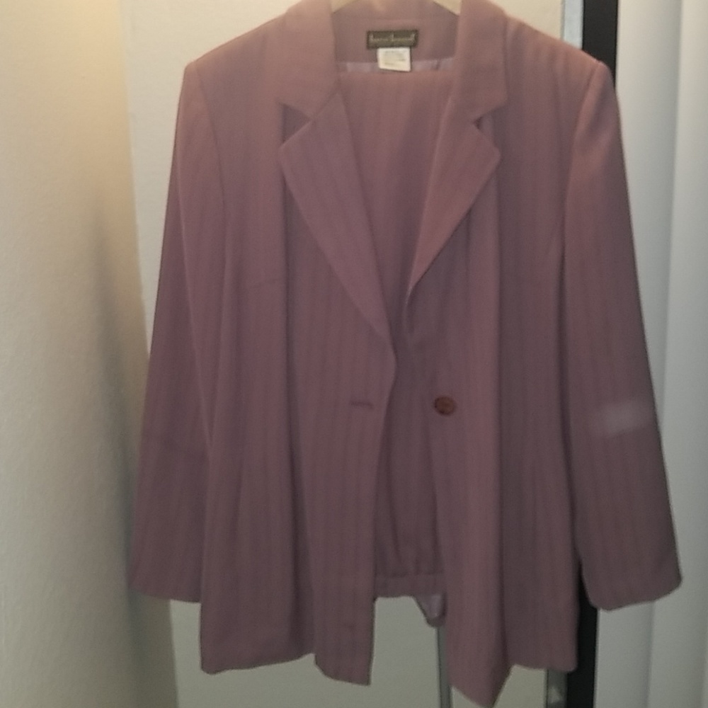 Suit - Picture 3 of 4